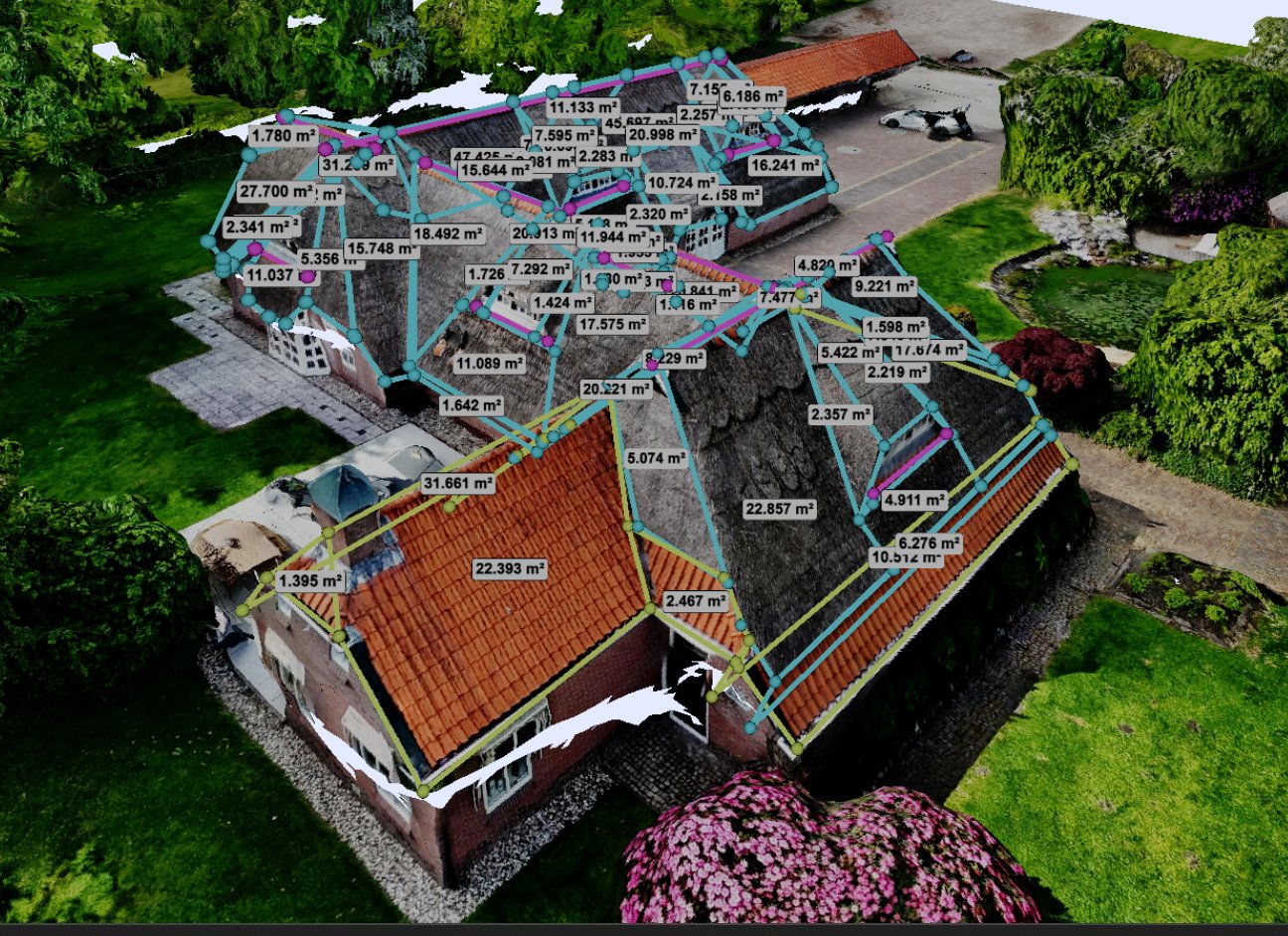 3D-model van een rieten boerderij — schuin aanzicht met per dakvlak ingemeten oppervlakte, riet- en pannendakvlakken apart
