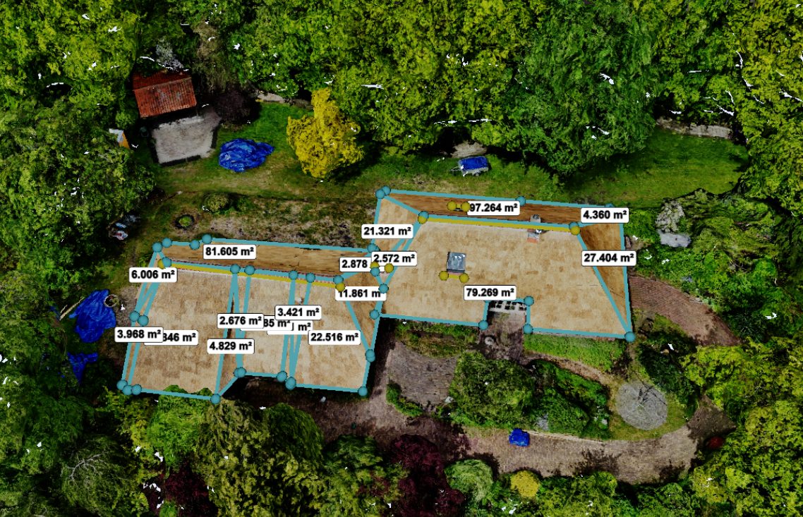 Drone-inmeting van een rieten dak — elk dakvlak digitaal opgemeten met exacte oppervlakte in m²